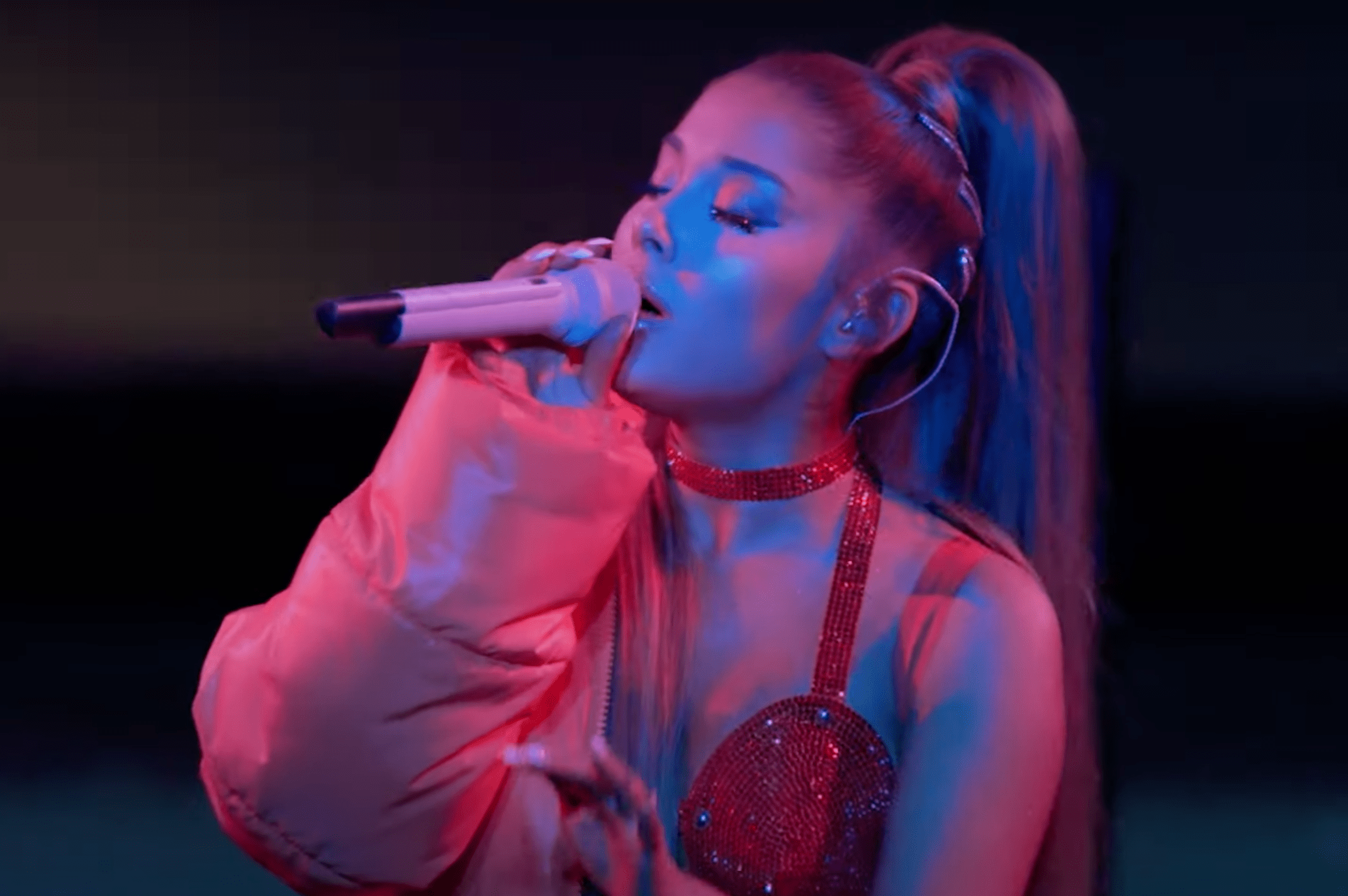 Ariana Grande e Netflix divulgam primeira cena de 'excuse me, i love