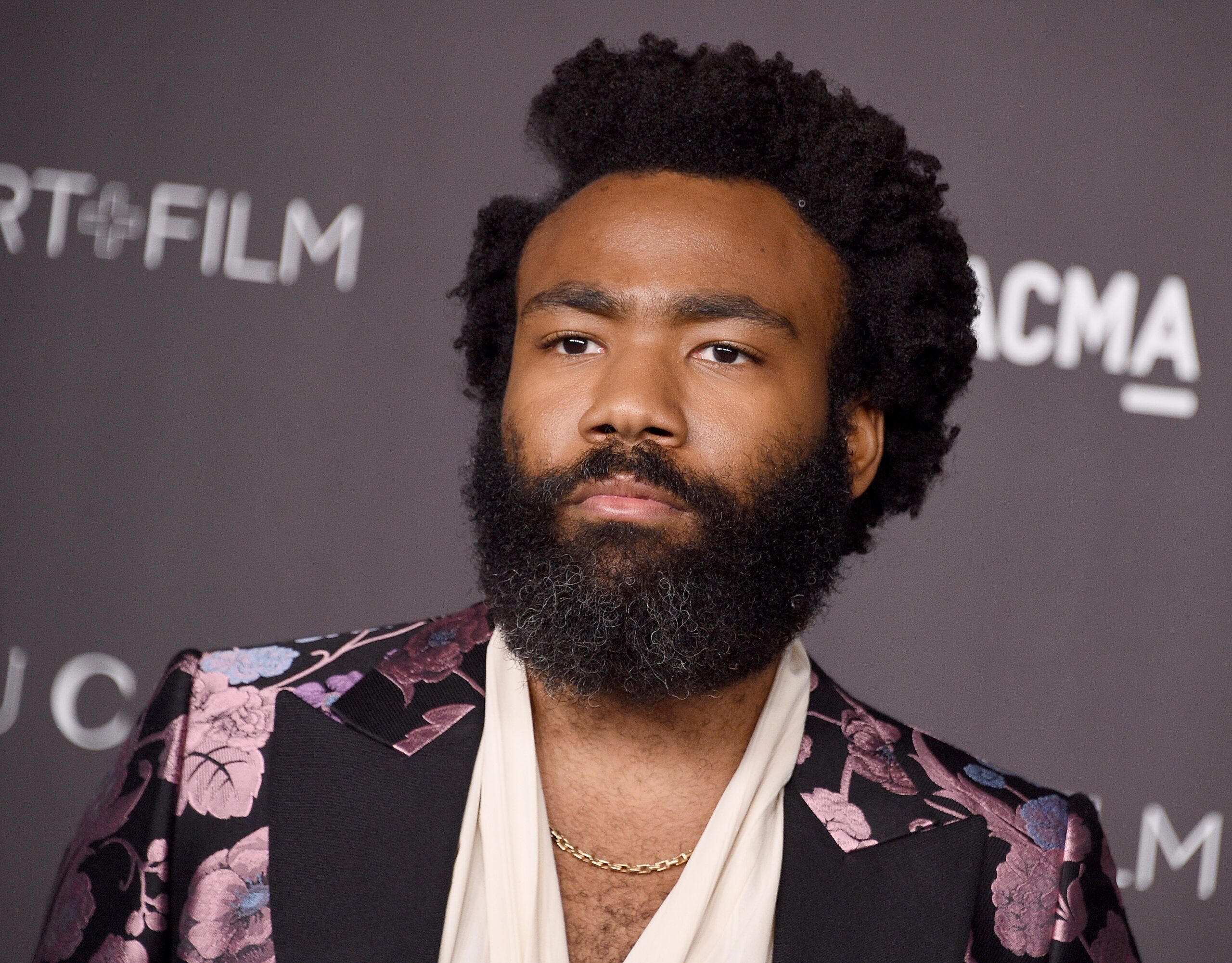 Donald Glover anuncia produção de série baseada no filme 'Sr. e Sra. Smith' pela Amazon