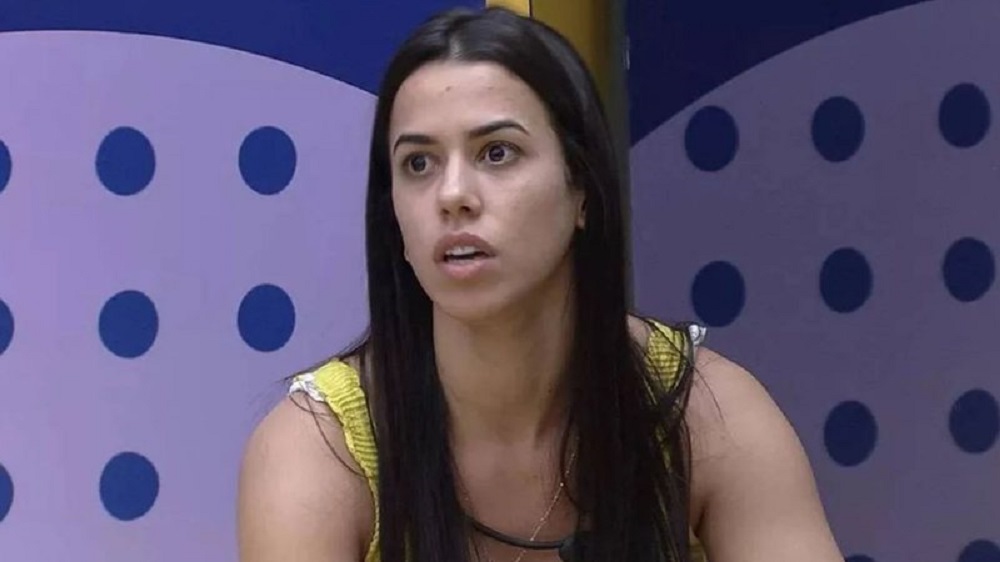 Ex BBB Larissa posta foto de inchaço causado por reação alérgica