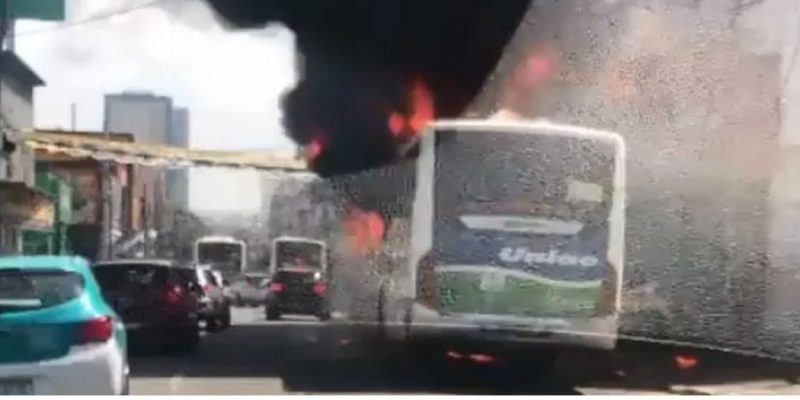 homem taca foco em onibus